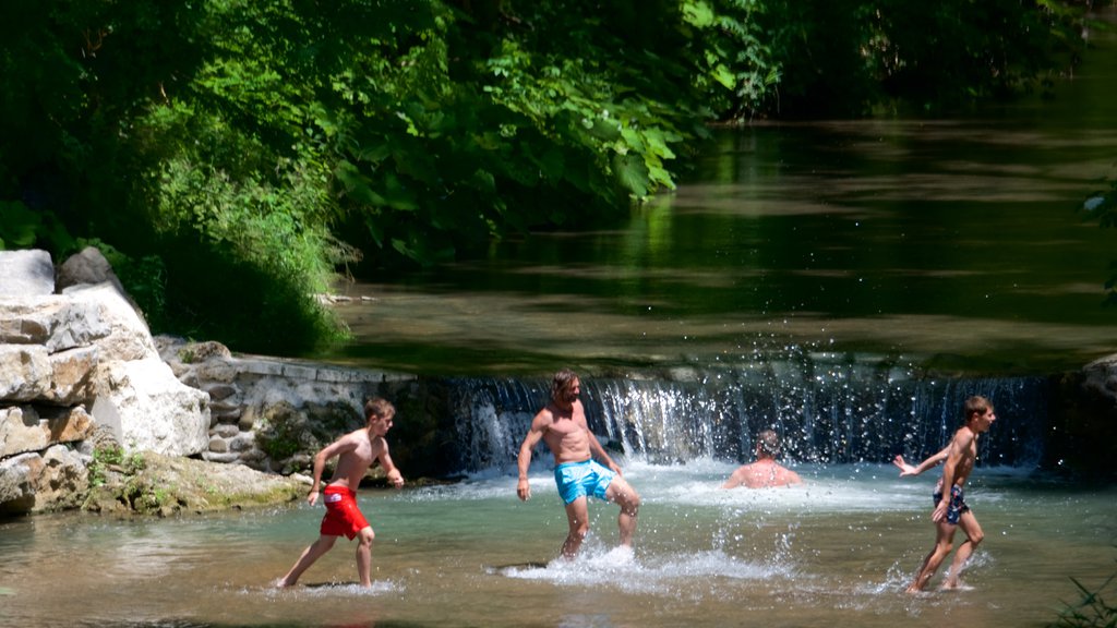 Pitigliano ofreciendo un río o arroyo y natación y también niños