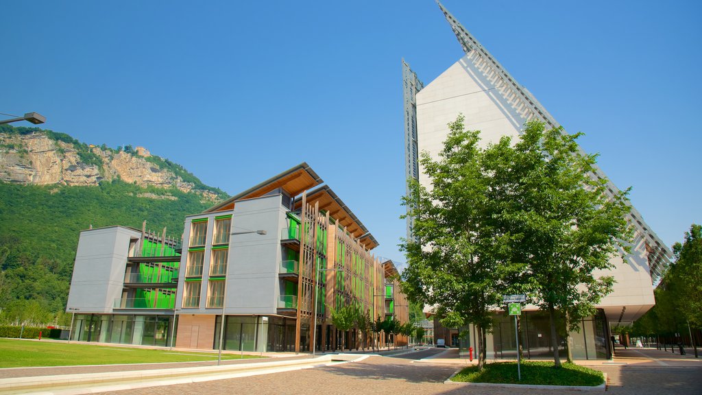 Museo Tridentino di Scienze Naturali que incluye arquitectura moderna y una ciudad