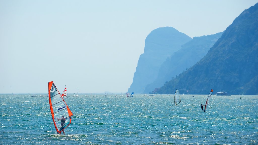 Nago-Torbole mostrando montanhas, windsurfe e paisagens litorâneas