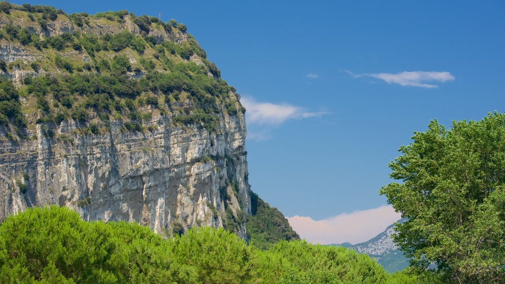 Nago-Torbole que incluye montañas y horizonte