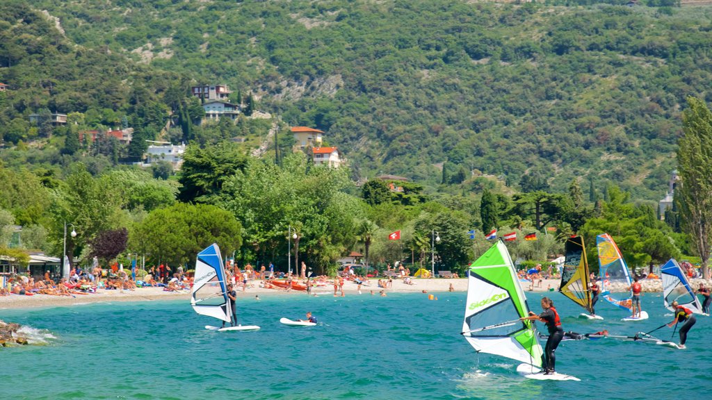 Nago-Torbole montrant planche à voile, plage de sable et vues littorales