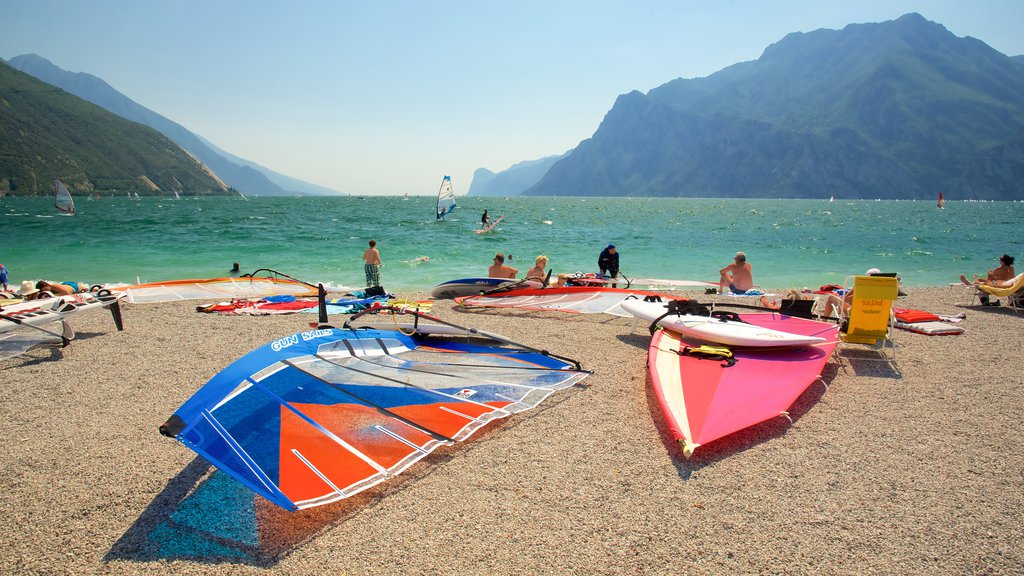 Nago-Torbole caracterizando uma praia de pedras, montanhas e windsurfe