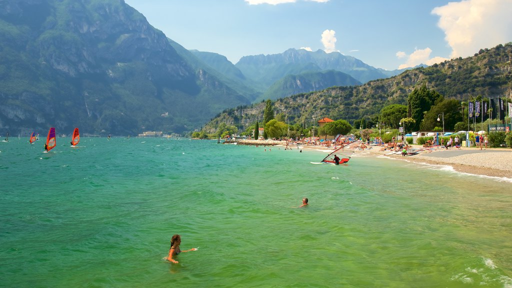 Nago-Torbole que incluye natación, una playa y vista general a la costa