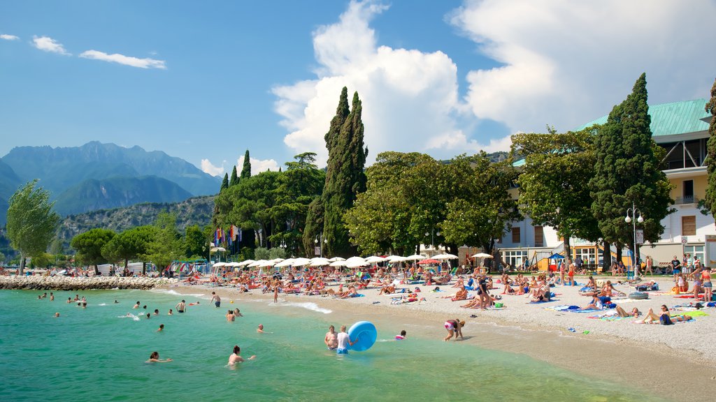 Nago-Torbole ofreciendo vistas generales de la costa, una playa de arena y natación