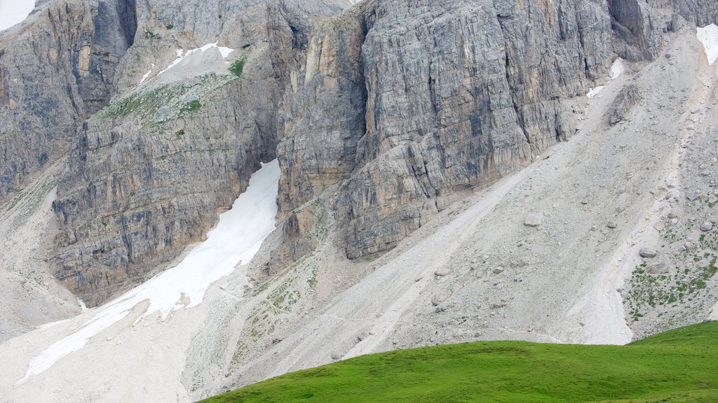 Passo Rolle ofreciendo montañas