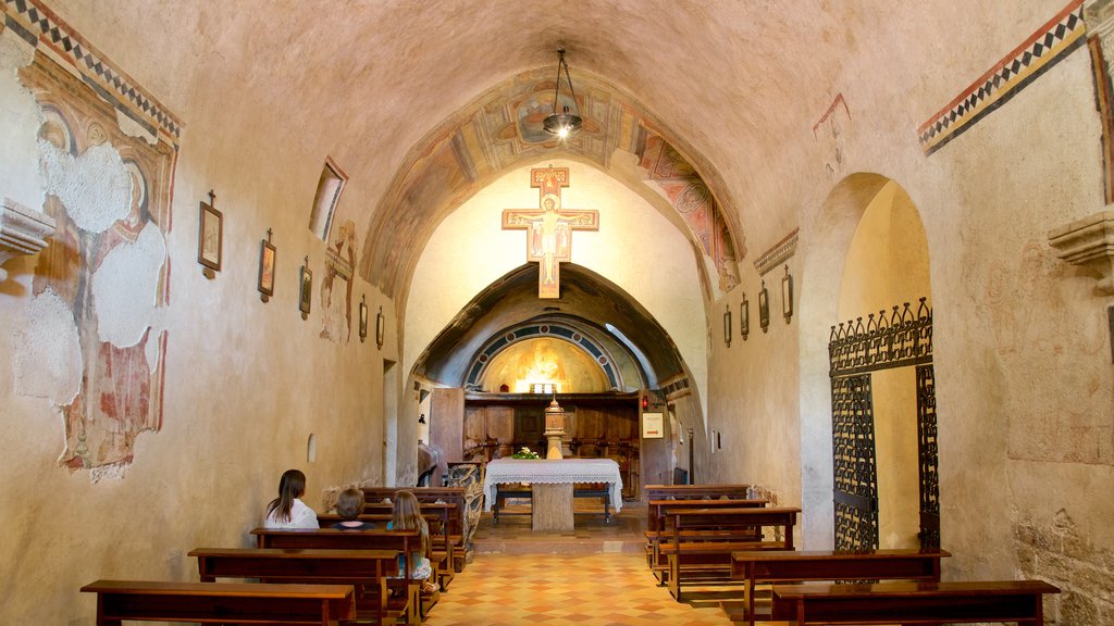 San Damiano mostrando una iglesia o catedral, vistas interiores y elementos religiosos