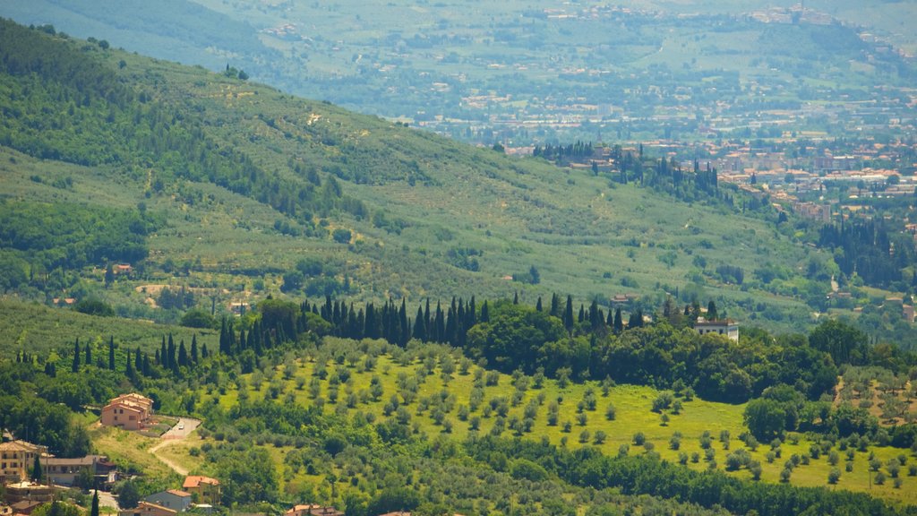 Rocca Maggiore bevat vredige uitzichten en een klein stadje of dorpje