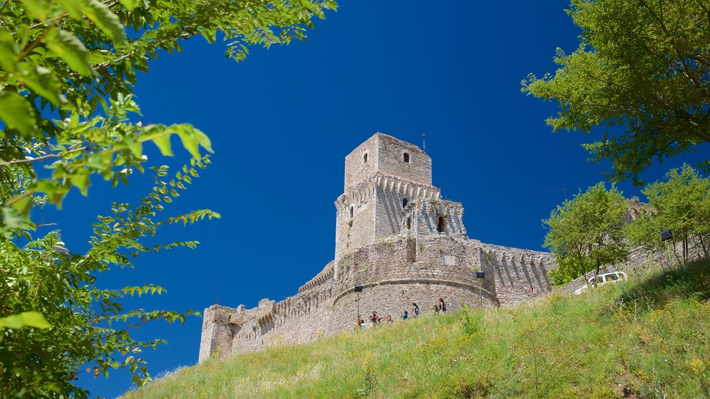 Rocca Maggiore mostrando castillo o palacio