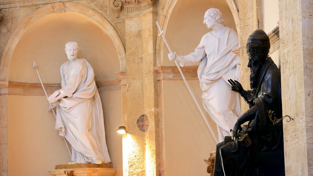 Santa Maria della Consolazione mostrando una iglesia o catedral, una estatua o escultura y elementos religiosos