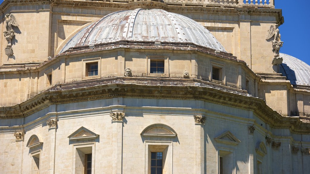 Santa Maria della Consolazione mostrando aspectos religiosos e uma igreja ou catedral