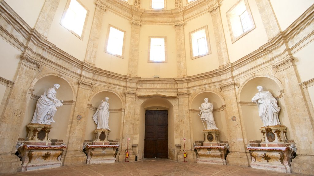 Santa Maria della Consolazione, Todi, Italia ofreciendo elementos religiosos, vista interna y una estatua o escultura