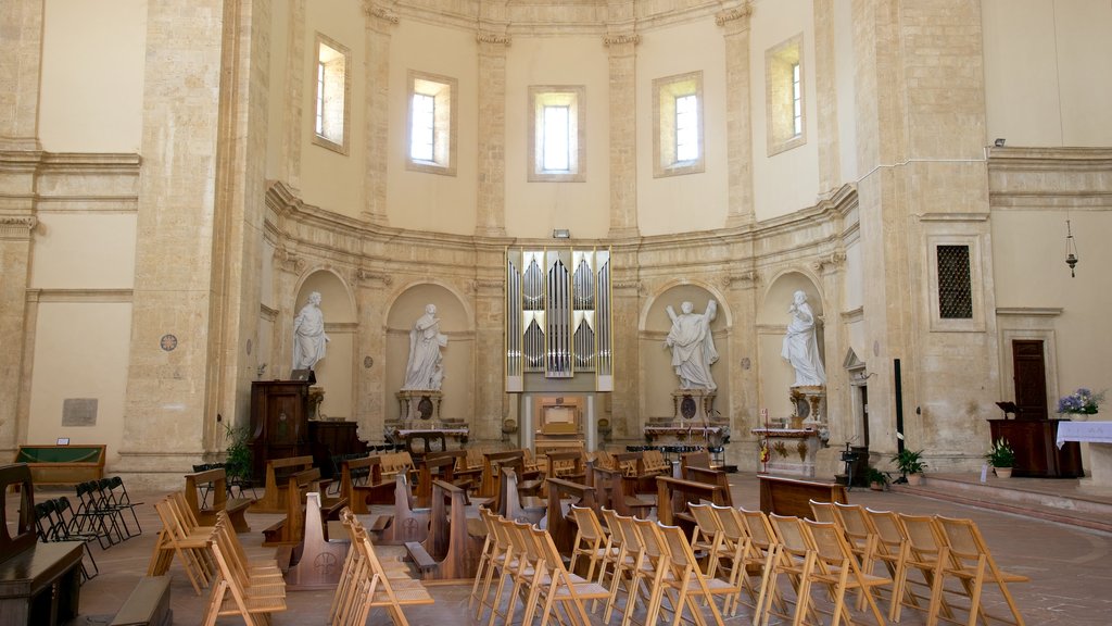 Santa Maria della Consolazione, Todi, Italia mostrando vista interna, una estatua o escultura y elementos religiosos