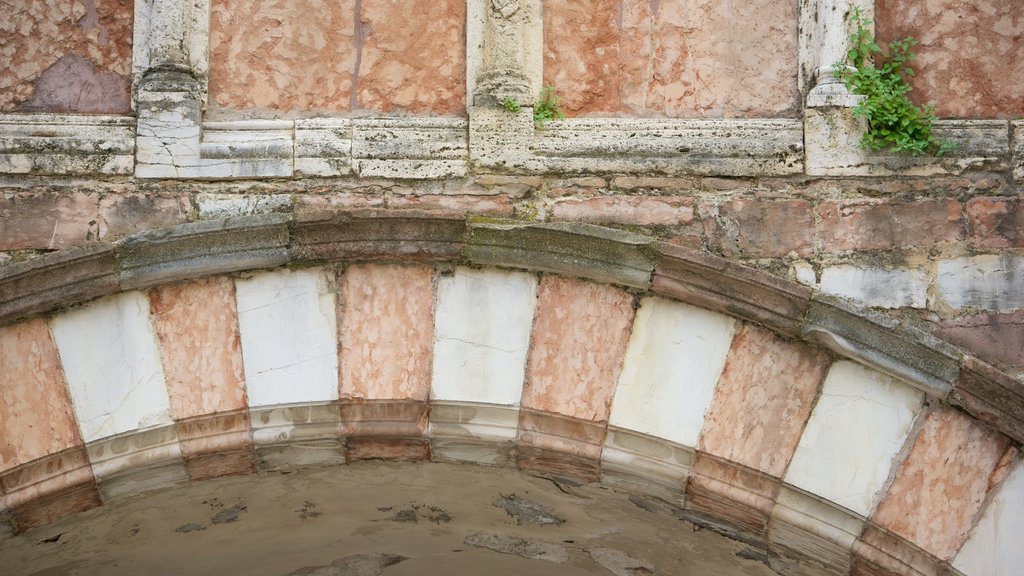 Palazzo dei Priori which includes heritage architecture