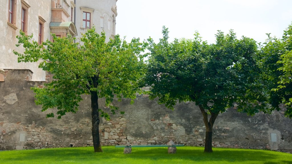 Castello del Buonconsiglio mostrando um parque