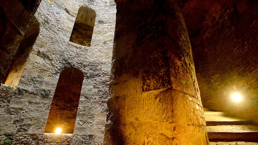 Pozo de San Patricio ofreciendo vistas interiores y patrimonio de arquitectura