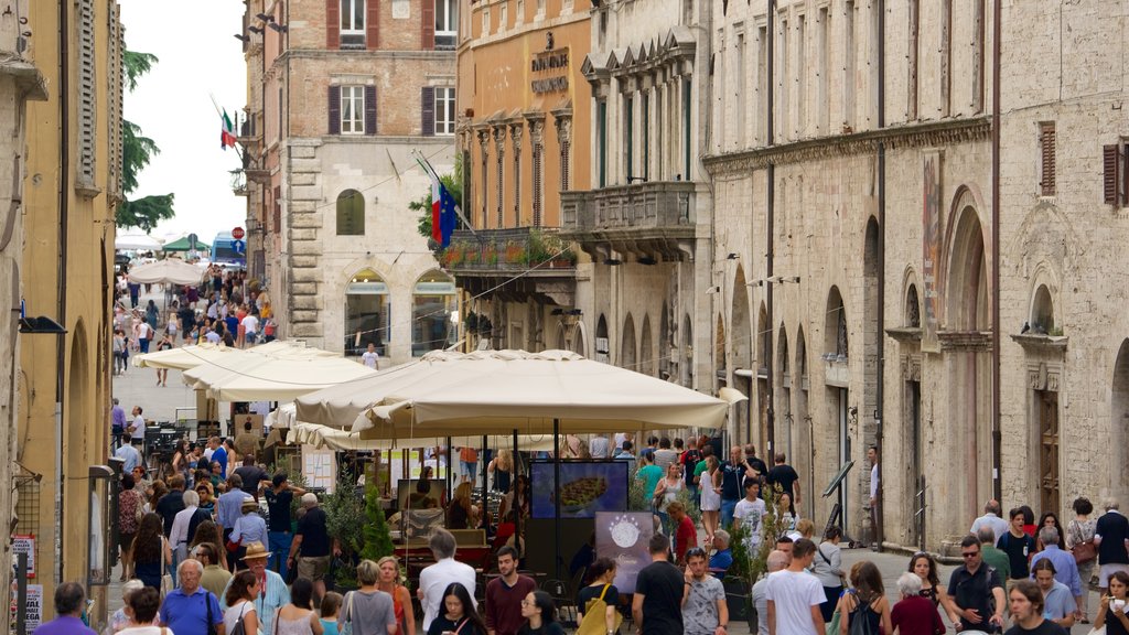 Piazza IV Novembre presenterar gatuliv, historisk arkitektur och en stad