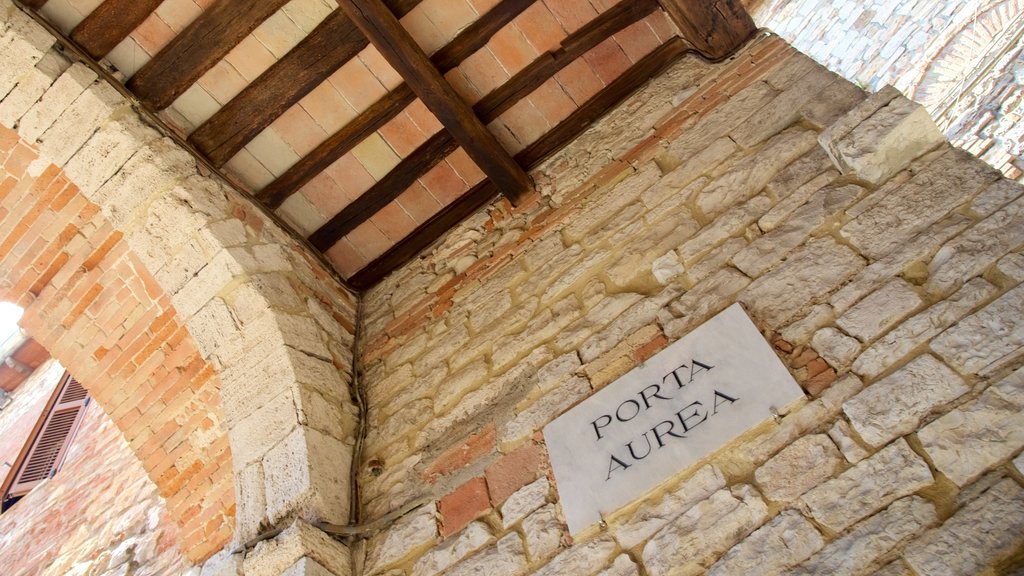 Porta Aurea, Todi, Italia mostrando señalización