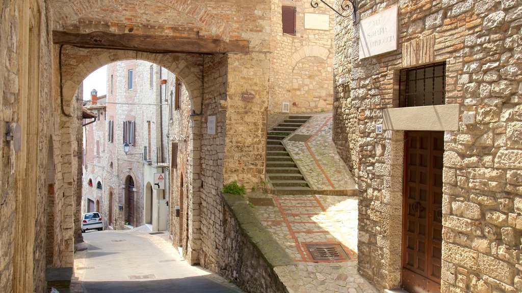 Porta Aurea, Todi, Italia mostrando arquitectura patrimonial y imágenes de calles