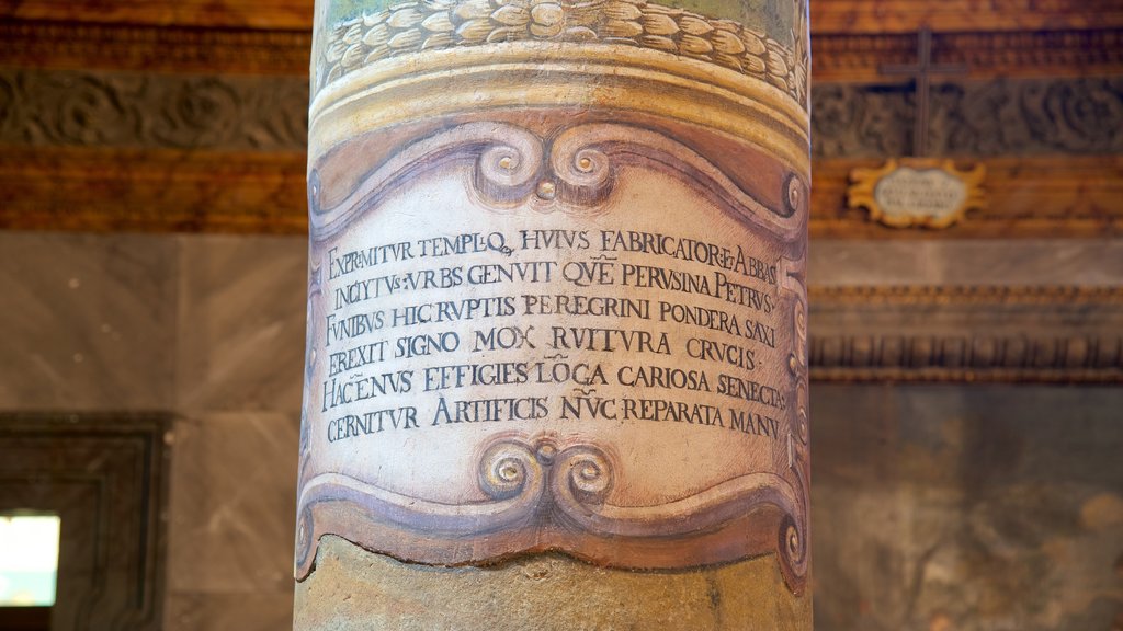 Basilica San Pietro que inclui uma igreja ou catedral