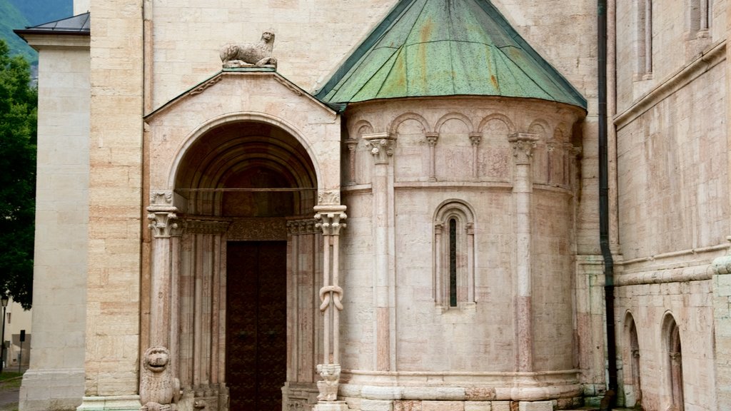 Catedral de Trento caracterizando uma igreja ou catedral e arquitetura de patrimônio