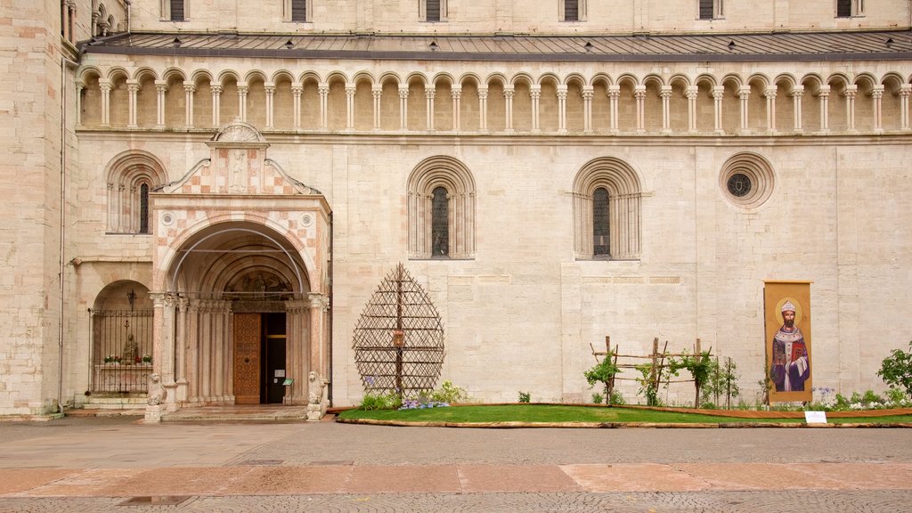 Trento katedral som viser kirke eller katedral og historisk arkitektur