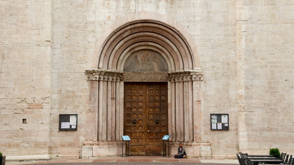 Catedral de Trento caracterizando uma igreja ou catedral e arquitetura de patrimônio