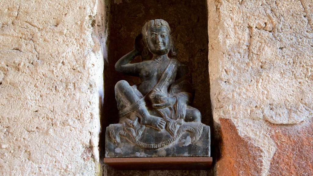 Museo Firmian de la Montaña Messner ofreciendo una estatua o escultura