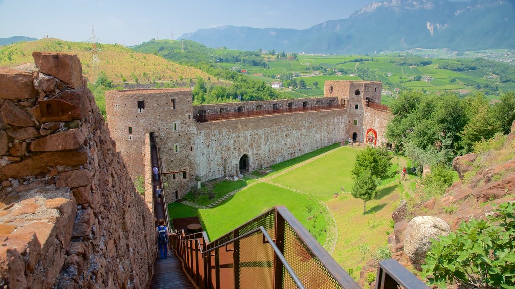 Museo Firmian de la Montaña Messner que incluye patrimonio de arquitectura y vistas de paisajes