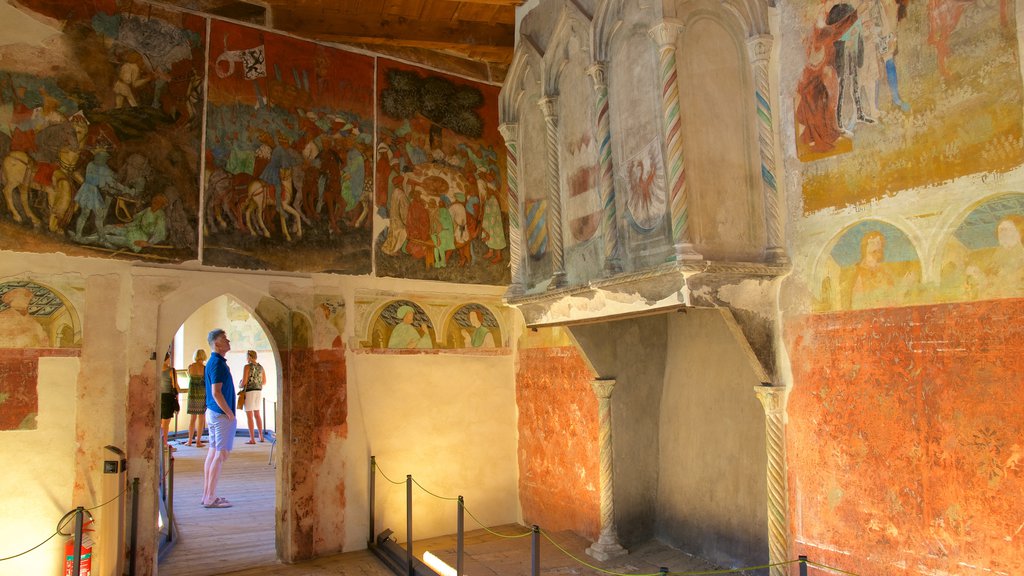 Castelo Runkelstein mostrando vistas internas e um pequeno castelo ou palácio assim como um homem sozinho