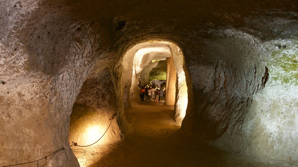 Etruscan Orvieto Underground som inkluderar grottor och interiörer såväl som en liten grupp av människor