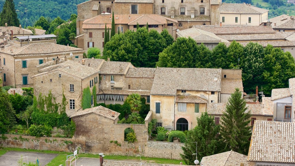 Torre del Moro que incluye arquitectura patrimonial y una pequeña ciudad o aldea