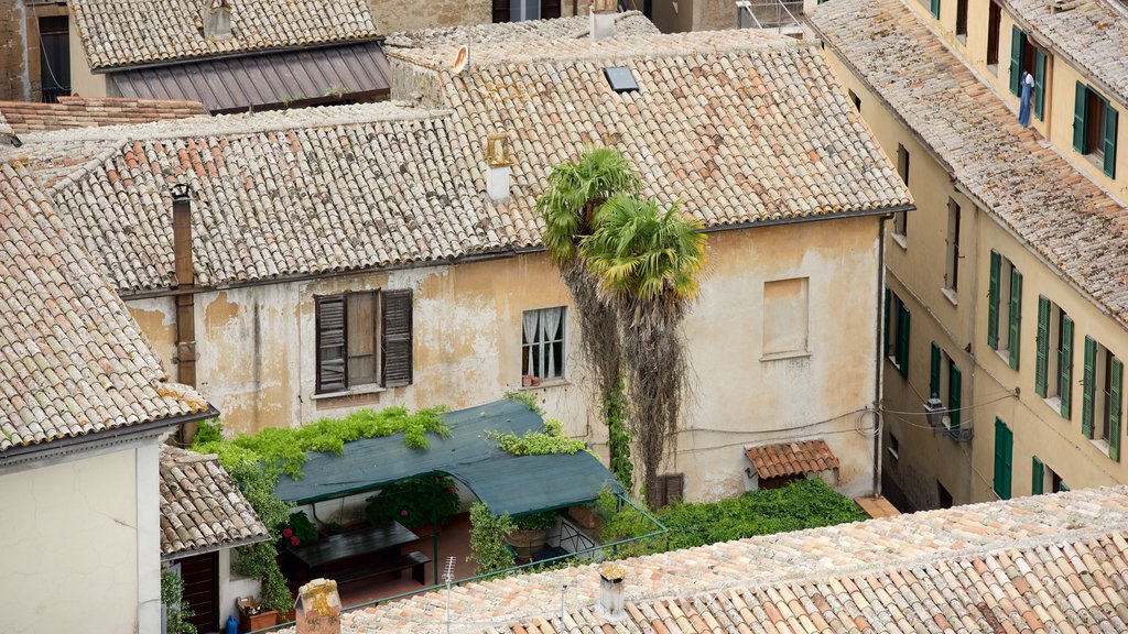 Torre del Moro mostrando arquitectura patrimonial y una pequeña ciudad o aldea