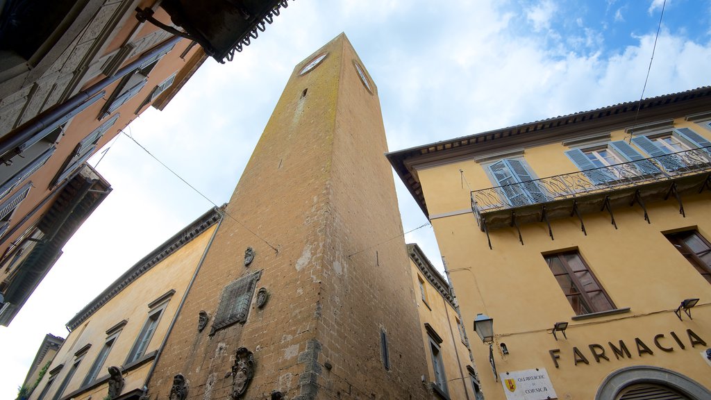 Torre del Moro mostrando una pequeña ciudad o aldea