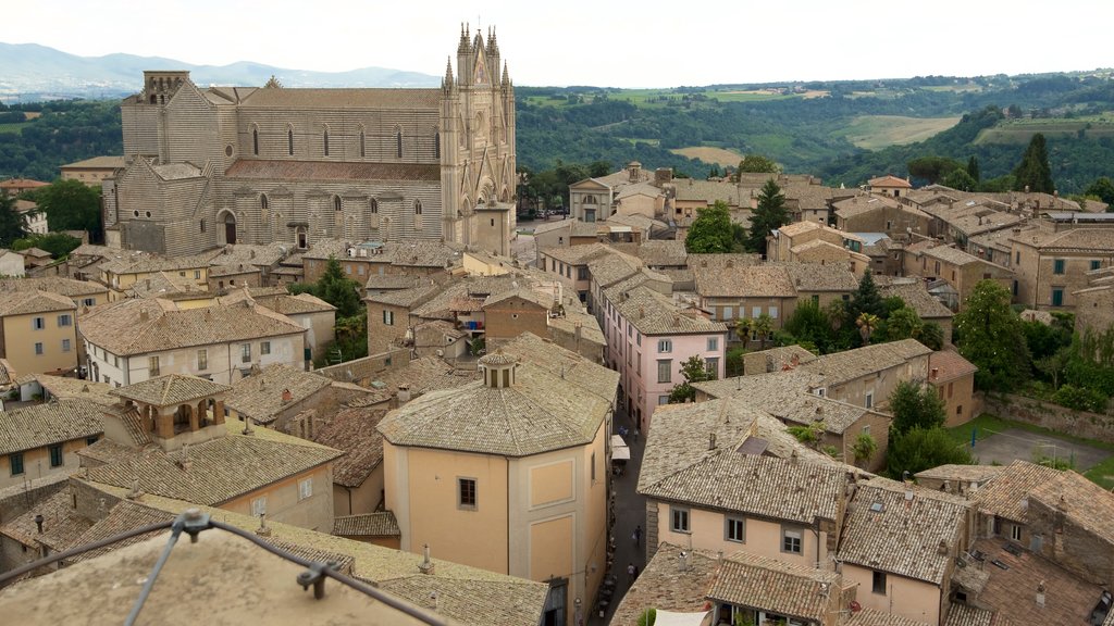 Torre del Moro mostrando una pequeña ciudad o pueblo