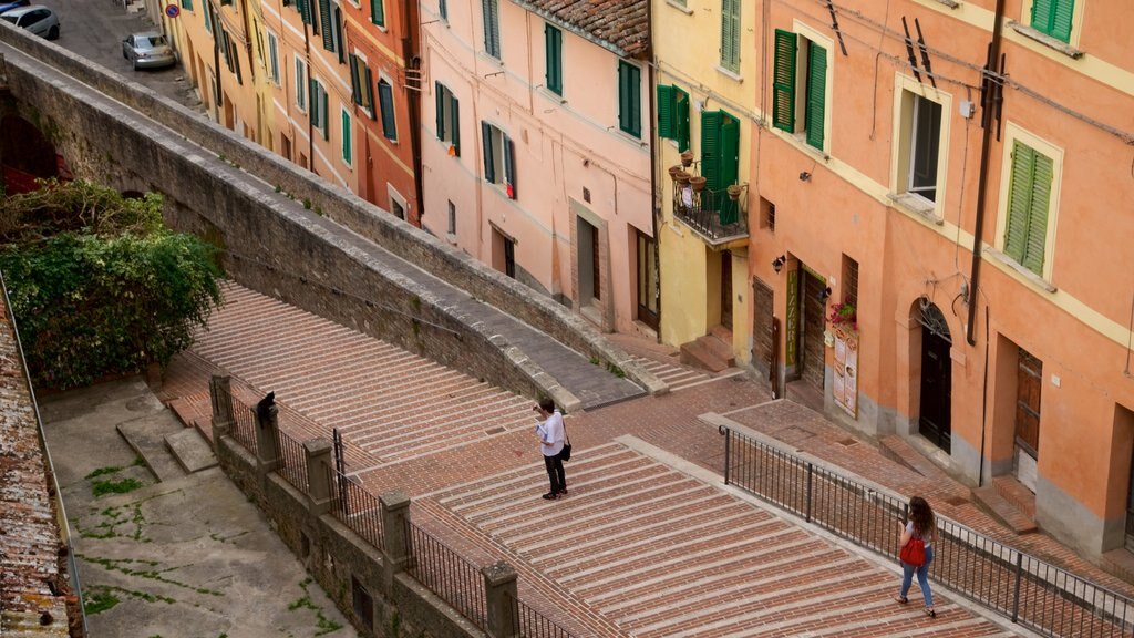 Acueducto romano que incluye una pequeña ciudad o pueblo