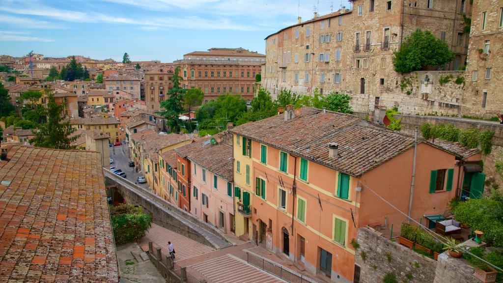 Acueducto romano ofreciendo una pequeña ciudad o pueblo