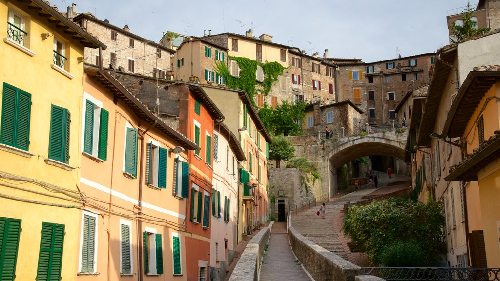 Acueducto romano que incluye una pequeña ciudad o pueblo y escenas urbanas