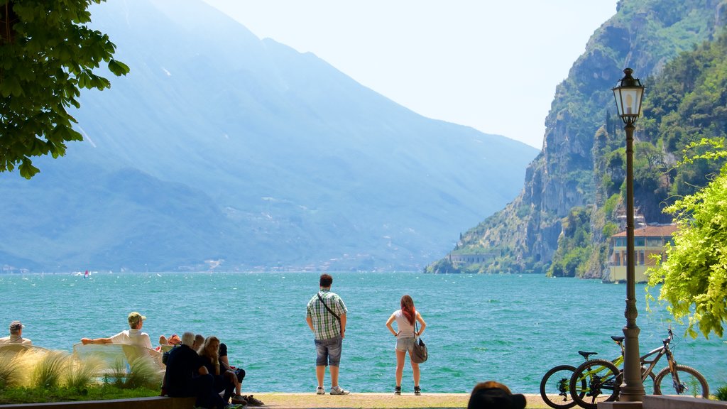 Trentino que incluye vistas generales de la costa y montañas y también un pequeño grupo de personas