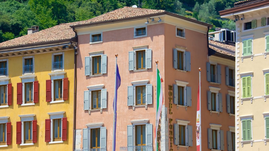 Trentino que inclui arquitetura de patrimônio e uma cidade