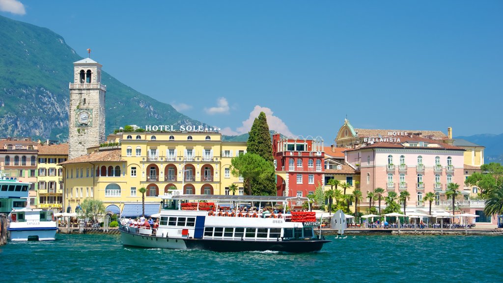 Trentino ofreciendo paseos en lancha, una ciudad costera y un hotel