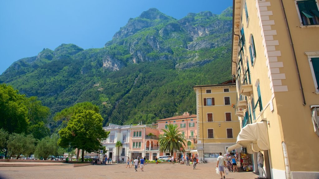 Trentino ofreciendo una ciudad costera, imágenes de calles y arquitectura patrimonial