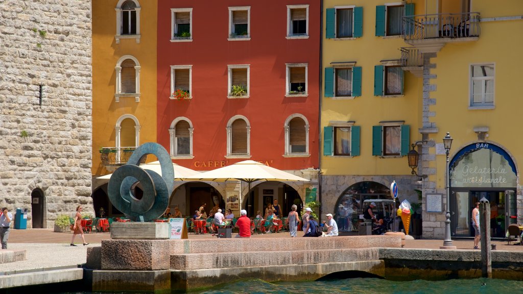 Trentino mostrando arquitetura de patrimônio e um monumento assim como um grande grupo de pessoas