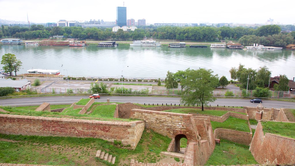 Kalemegdan Park que inclui uma ruína e um rio ou córrego