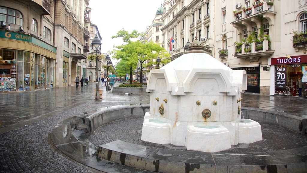 Knez Mihailova Street que inclui uma fonte e uma cidade