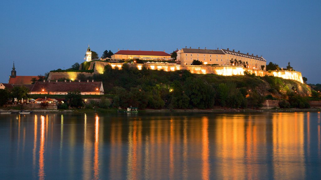 Petrovaradin Fortress welches beinhaltet Fluss oder Bach und bei Nacht