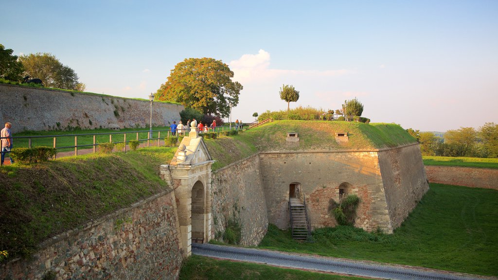 Petrovaradin festning som viser historisk arkitektur og by i tillegg til en liten gruppe med mennesker