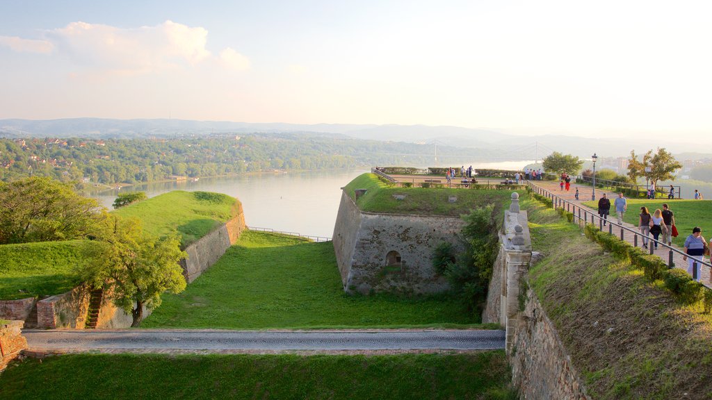 Petrovaradin Fortress das einen Landschaften, Ansichten und Fluss oder Bach