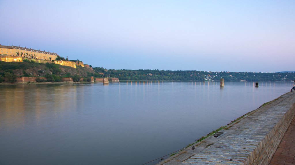 Petrovaradin Fortress mit einem Sonnenuntergang und Fluss oder Bach