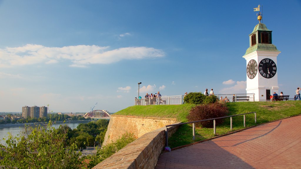 Petrovaradin festning fasiliteter samt by, utsikt og elv eller bekk