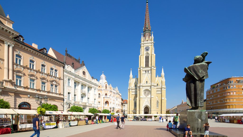 Iglesia de la Virgen María que incluye un parque o plaza, una estatua o escultura y patrimonio de arquitectura